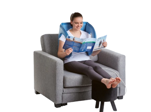 Žena v pohodlí domova pri používaní magnetoterapie Biomag